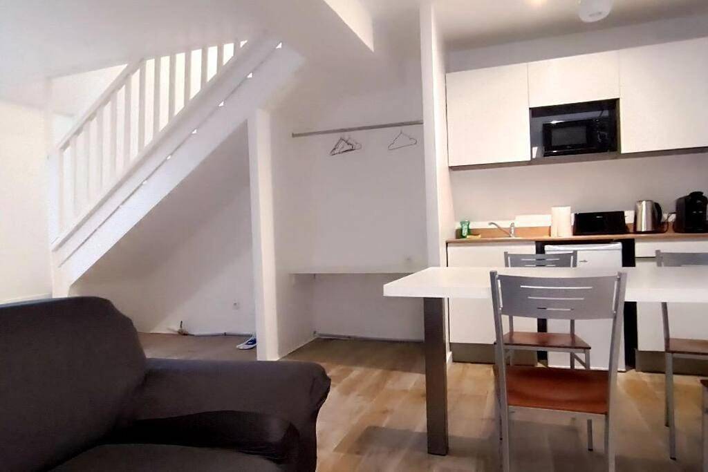 Appartement entier, One-Bedroom Apartment in Lesches, Seine-et-Marne