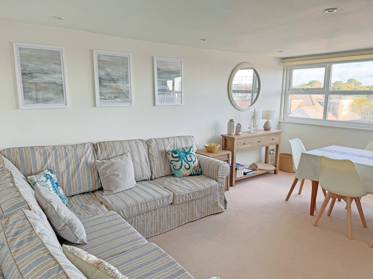 Entire apartment, Sandbourne in Bournemouth, South West England