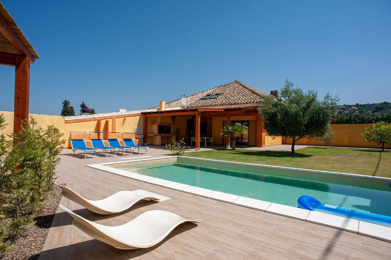 Villa Chloe, wenige km von Cagliari entfernt, mit privatem Pool, Garten, Rasen. in Capitana, Cagliari Provinz