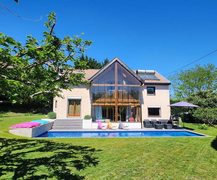 Location de vacances pour 8 personnes, avec sauna et jardin ainsi que piscine et jacuzzi dans Jardin