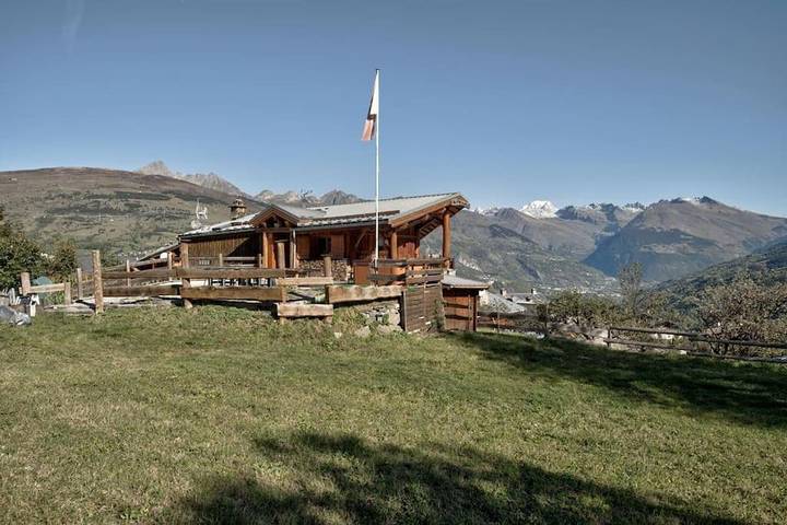 Gîte pour 25 personnes, avec Balcon et Jacuzzi ainsi que Terrasse et Jardin dans Station de Montchavin les Coches