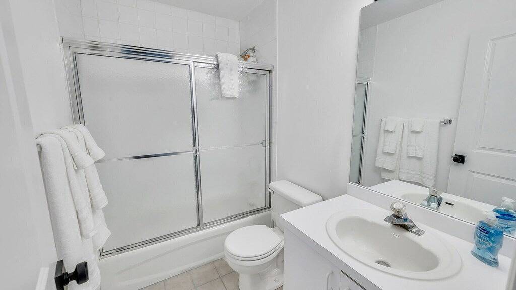 Very private Chalet-style log cabin with luxury amenities and in-home... in Noyack, Hamptons