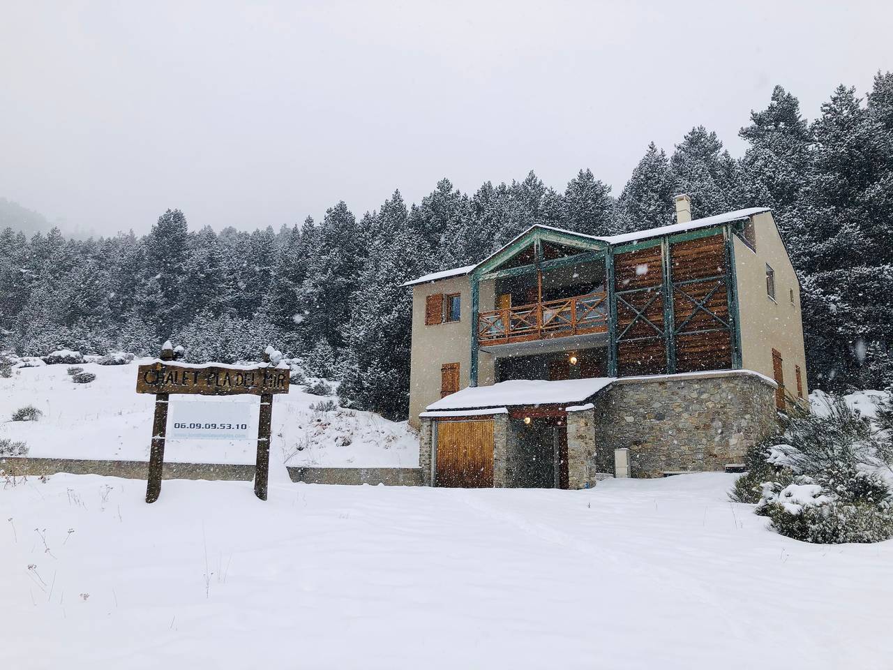 Entire apartment, Apartment 'Roussillon' with Mountain View, Private Terrace and Wi-Fi in Les Angles, Parc naturel régional des Pyrénées catalanes