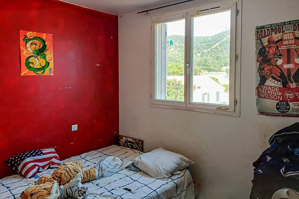 Awesome home in Oraison with private swimming pool, can be inside or outside in Oraison, Alpes de Alta Provenza