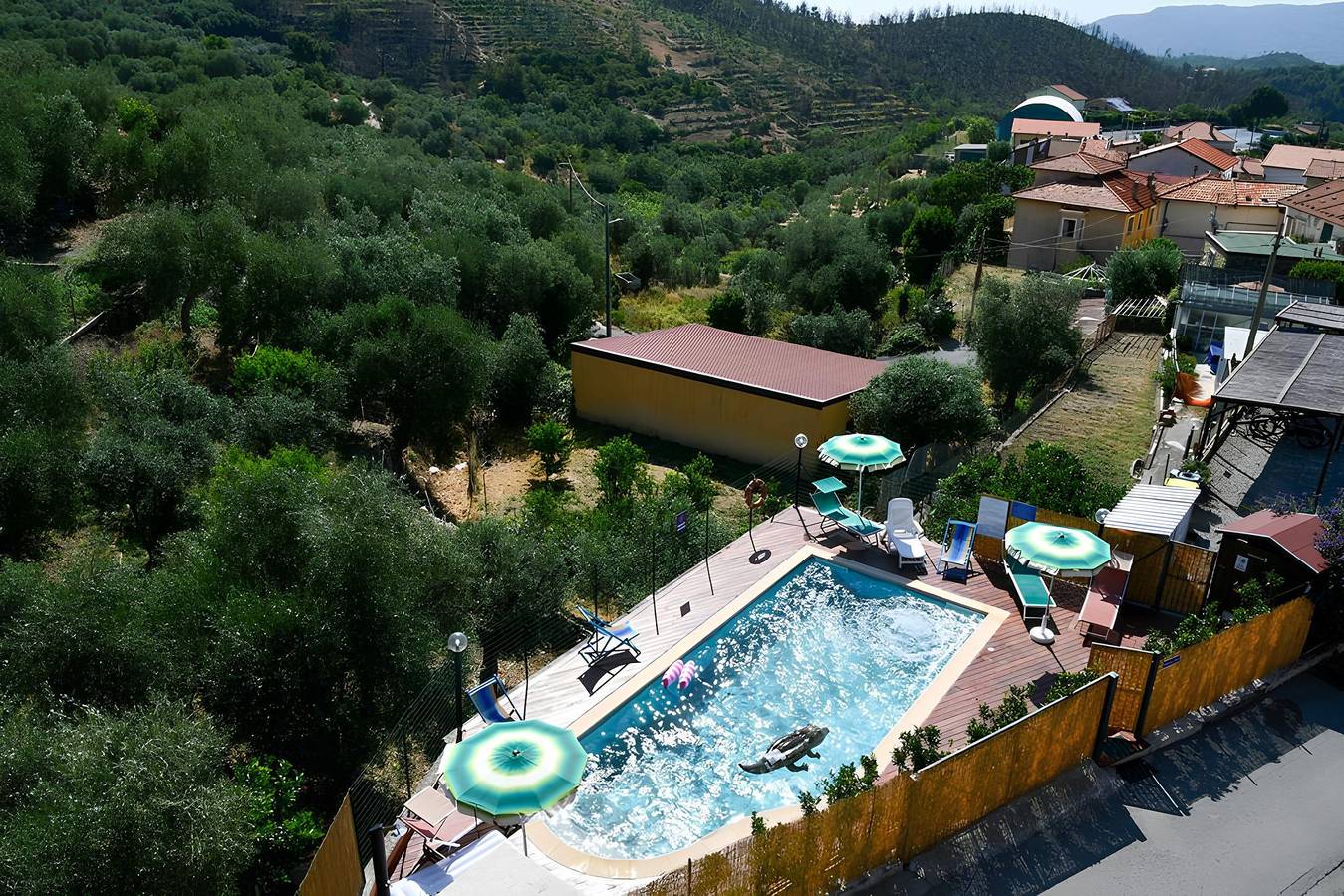 Entire studio, Studio Apartment 'Gli Angeli Nonna Erminia E Vittorio' with Shared Pool, Wi-Fi and Air Conditioning in Cenesi, Cisano sul Neva