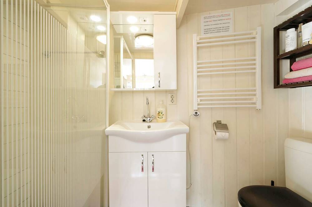 Nicely renovated houseboat located at the Canal belt in the historic centre. in Jordaan, Holländische Küste