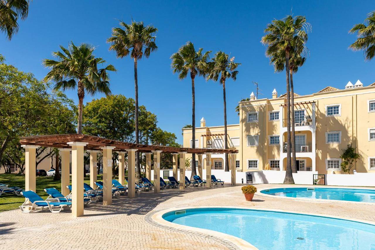 Praia da Lota Beachfront Resort - Hotel & Apartments in Praia da Lota, Manta Rota