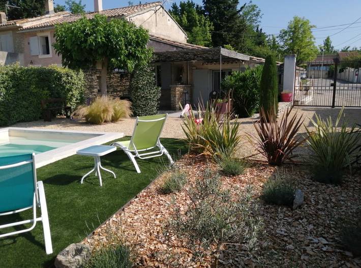 Gîte pour 4 personnes, avec terrasse ainsi que jardin et piscine à L'Isle-sur-la-Sorgue - 2