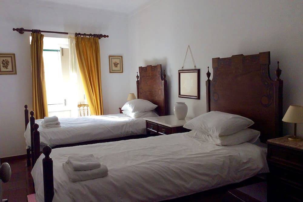 Óbidos Huis met tuin binnen de kasteelmuur in Óbidos, Leiria District