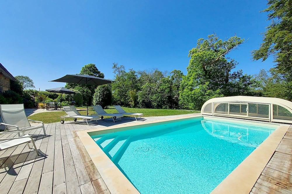 Farmhouse with swimming pool in the Golf du Morbihan (Vannes, Carnac, Auray) in Pluvigner, Lorient region