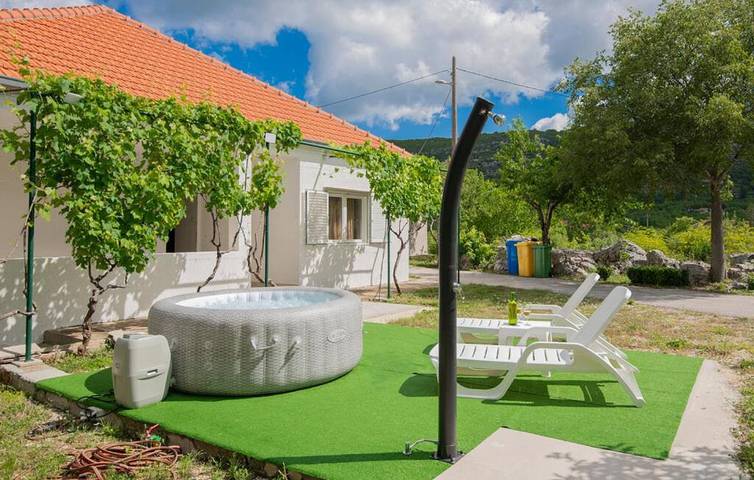 Chalet für 7 Personen, mit Whirlpool und Garten sowie Pool in Split-Dalmatien - 4