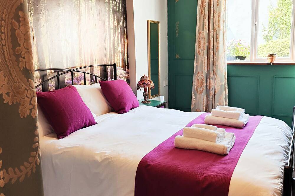 Entire apartment, 2 bedroom boutique art apartment with sea views in Newcastle (County Down), County Down