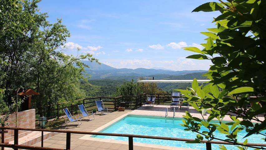 Agriturismo per 8 persone, con piscina e idromassaggio nonché terrazza e giardino in Apecchio