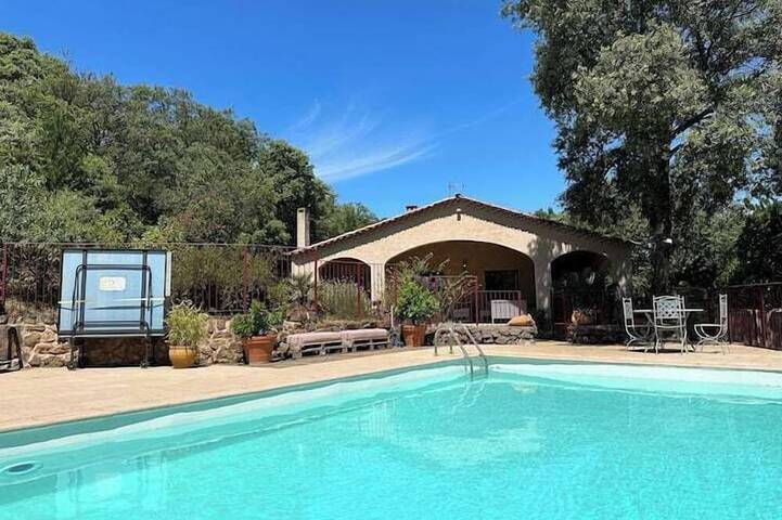Location de vacances pour 8 personnes, avec jardin à Corbès
