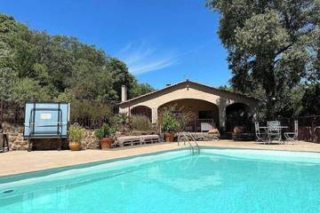 Gîte pour 8 personnes, avec jardin à Corbès