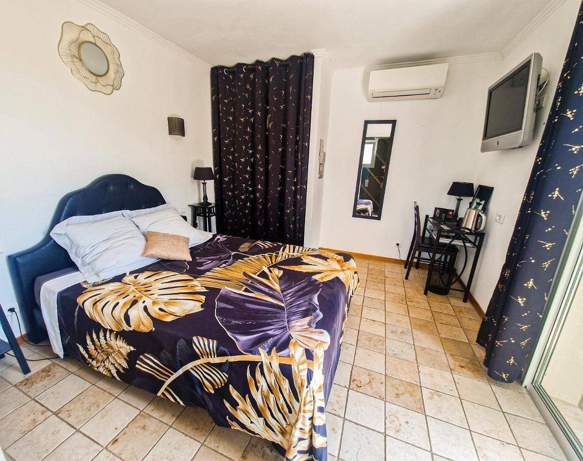 La Villa Nais Padel&Piscine -Suites & Appartements in Bormes-les-Mimosas, Parc national de Port-Cros