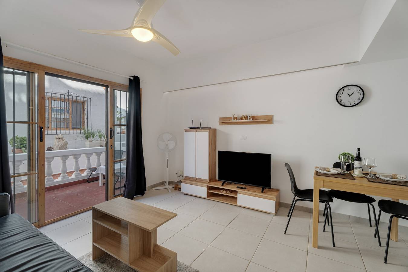 Appartement entier, Appartement de vacances « Port Royale 1 » avec piscine partagée, terrasse privée et Wi-Fi in Los Cristianos, Arona