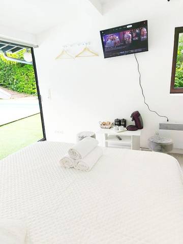 Gîte pour 2 personnes, avec piscine ainsi que vue et jardin à Coulounieix-Chamiers