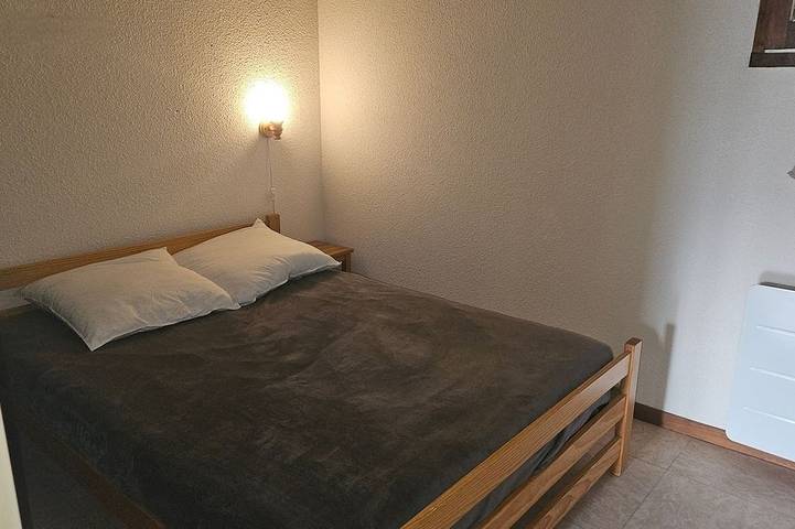 Entire apartment, Mountain-view apartment sleeps 6 in Embrun, Écrins National Park