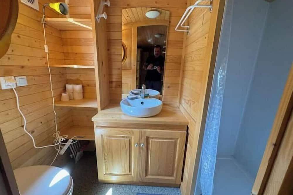 La Roulotte Blue: Charm and nature in the heart of the Médoc, close to the ocean! in Naujac-sur-Mer, Lesparre-Médoc und Umgebung