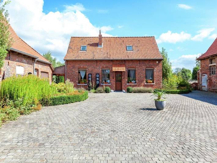 Gîte pour 8 personnes, avec terrasse et jardin, animaux acceptés dans Le Bizet