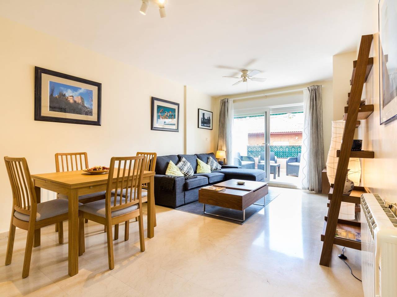 Apartamento vacacional entero, Apto Paseo del Salón. Ático céntrico con gran terraza in Realejo-San Matías, Granada