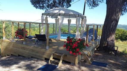 Gîte pour 4 personnes, avec jardin ainsi que vue et piscine à Cublac