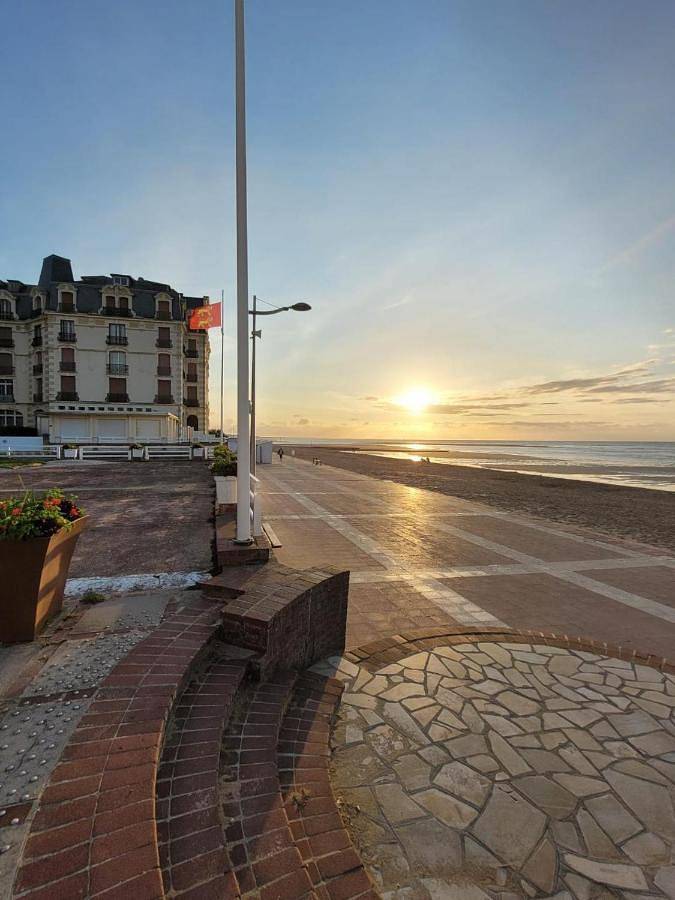 Camping pour 6 personnes, avec Balcon et Terrasse ainsi que Jardin et Bassin pour enfant