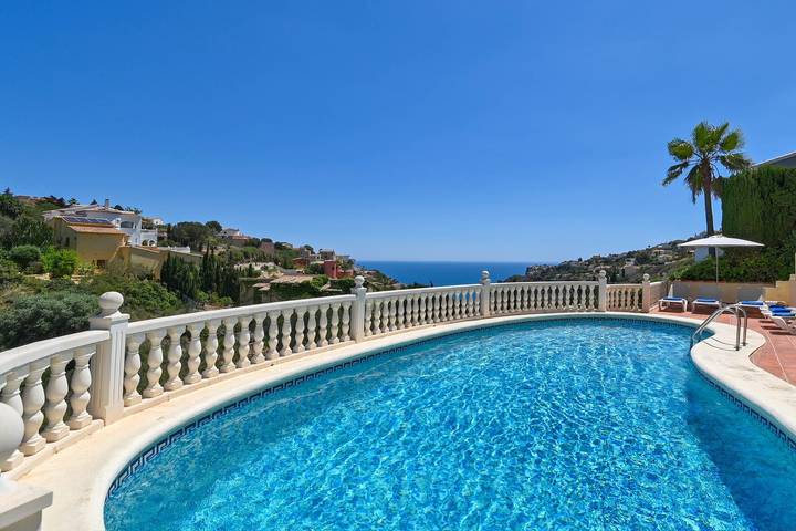 Chalet para 6 personas, con piscina además de jardín y vistas al mar, Familias con niños en Benitachell