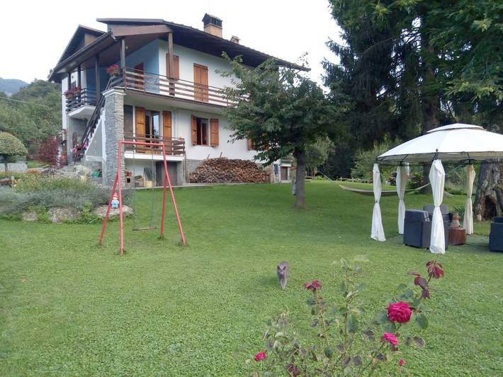Location de vacances pour 7 personnes, avec vue ainsi que jardin et vue sur le lac à Chiusa di Pesio