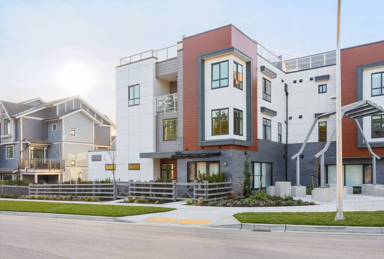 New & Modern 4Br Townhome | Rooftop + Garage in Distrito de Langley (Columbia Británica), Columbia Británica