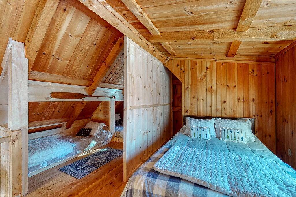 Cozy woodsy Cabin w/ a Deck, Firepit, Gas Grill, Free Wifi, & Full Kitchen in Moosehead Lake