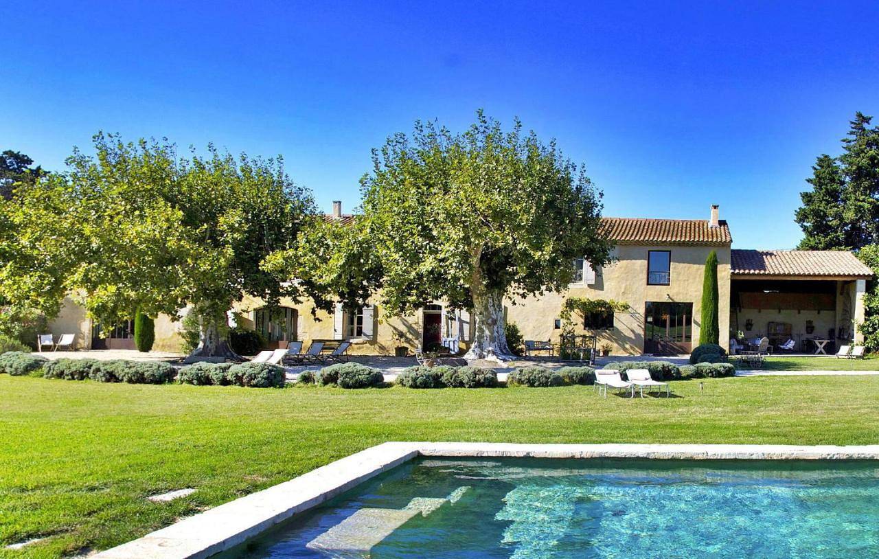 Six-Bedroom Holiday Home in Le Thor, Vaucluse
