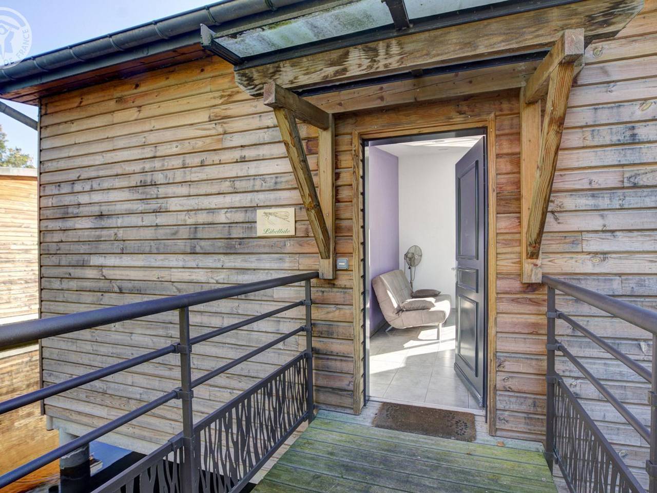 Chalet confortable en bord d'étang avec terrasse privative, proche de Saint-Étienne, animaux acceptés in Veauchette, Montbrison