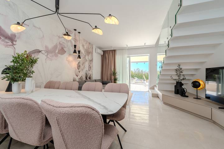 Villa pour 8 personnes, avec terrasse et piscine à Šibenik - 2