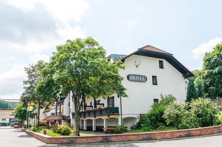 Hotel, mit Terrasse und Garten sowie Pool und Ausblick in Mossautal