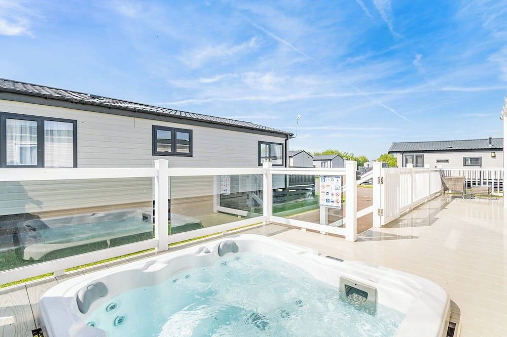Glamping for 4 People in Skegness, Lincolnshire