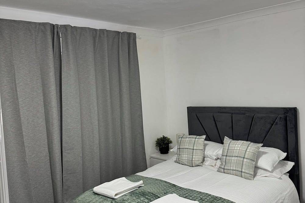 Welcome to this newly renovated cozy & charming home in Dagenham, East London in Barking and Dagenham, London