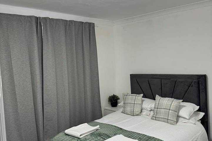 Welcome to this newly renovated cozy & charming home in Dagenham, East London in Barking and Dagenham, London