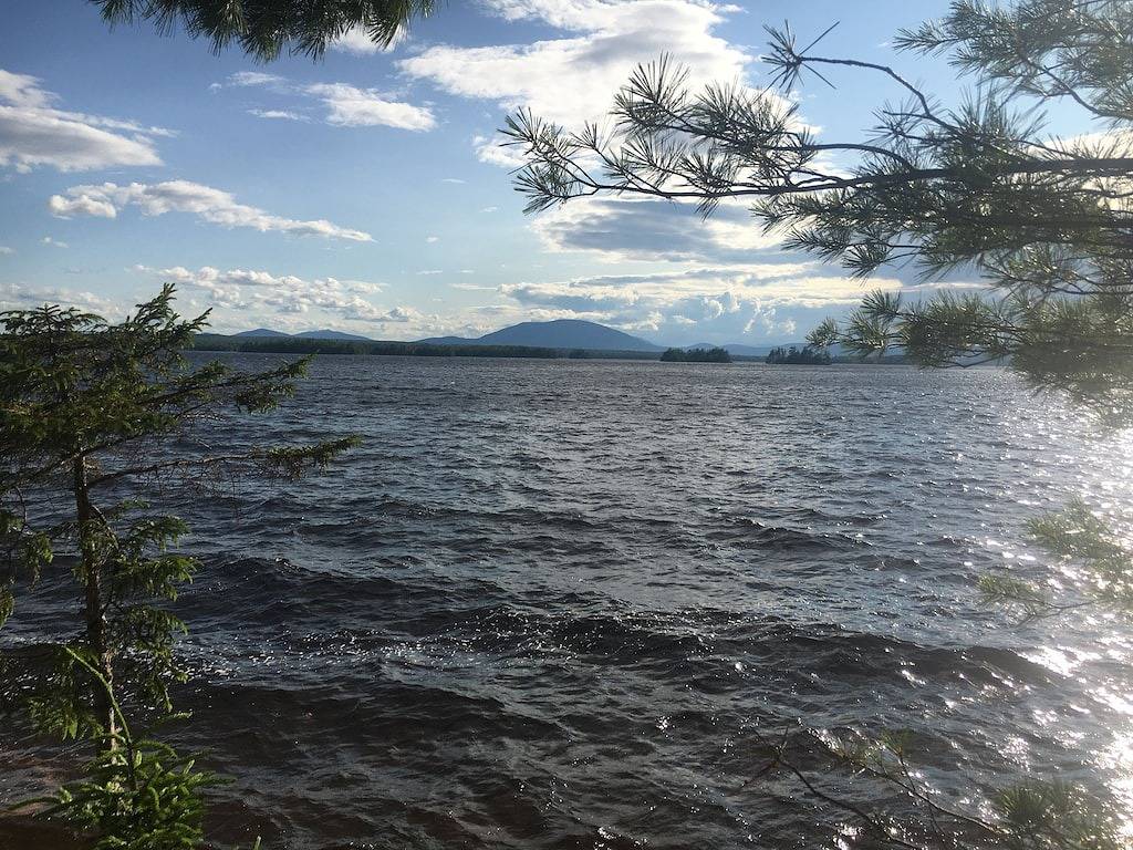 Rustikale Hütte am Ambajejus-See mit Sandstrand und Bergblick in Piscataquis County