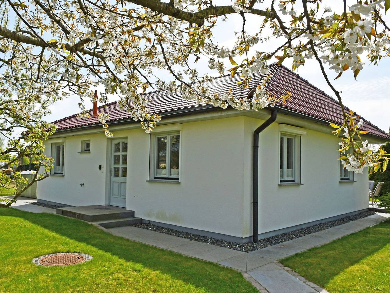 Ganze Ferienwohnung, Ferienhaus mit Sauna u. Terrasse im Zentrum von Rügen - Ferienhaus mit Sauna u. Terrasse im Zentrum von Rügen in Thesenvitz, Bergen auf Rügen