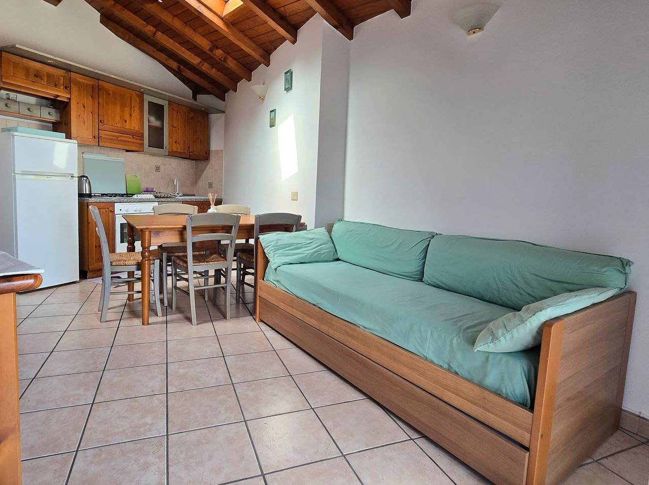 Appartamento intero, Appartamento vacanze per 3 persone con balcone in Maccagno, Maccagno con Pino e Veddasca