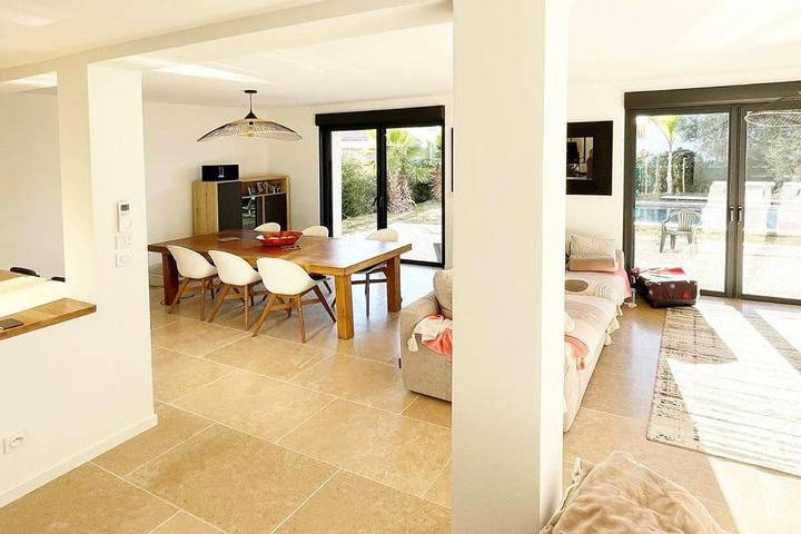 Location de vacances pour 10 personnes, avec piscine et jardin, adapté aux familles dans Office De Tourisme De Villeneuve Loubet - 4