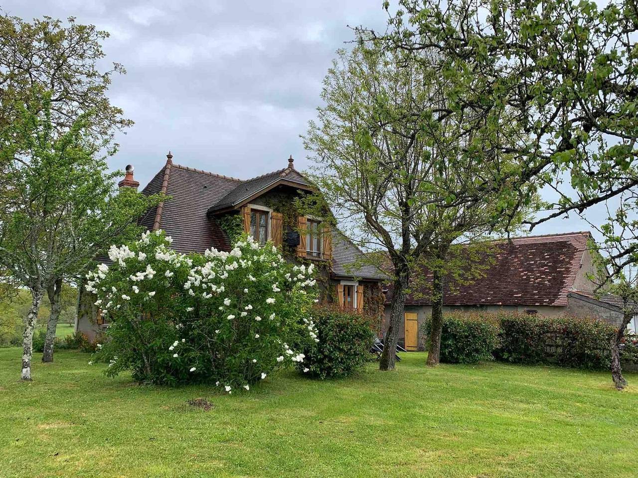 Renovated old house with garden, ideal for family or friends in La Nocle-Maulaix, Nièvre