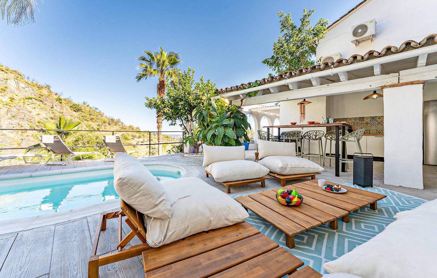 Elegante apartamento de un dormitorio con piscina, cocina y terraza in Casarabonela, Sierra de las Nieves