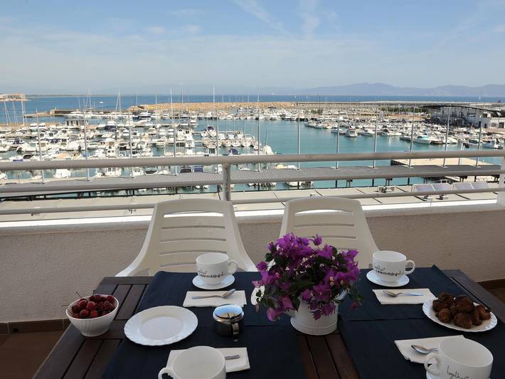 Location de vacances pour 6 personnes, avec jardin et piscine ainsi que terrasse et vue sur l’océan à L'Escala