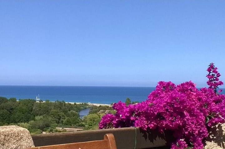 Location de vacances pour 8 personnes, avec terrasse et jardin dans Plage De L Ovu Santu