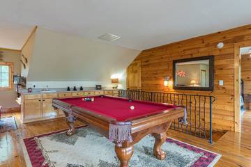 Log Cabin for 8 Guests in Rutherford County, Picture 2