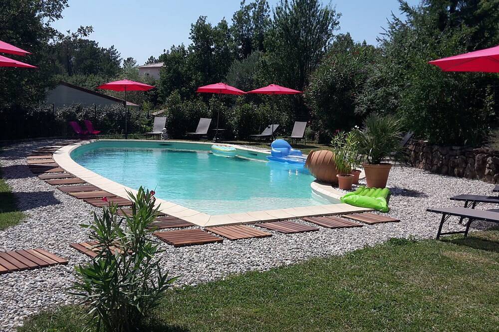 Chalet avec terrasse à la campagne, situation calme idéale.Gites à l'unisson in Tauriers, Ardèche