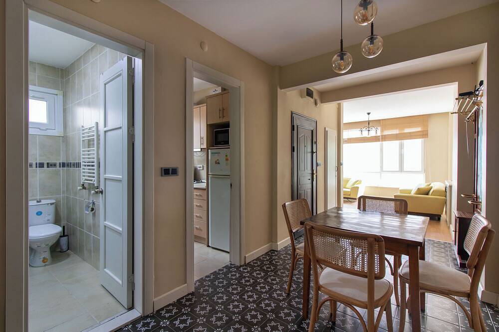 Entire apartment, Cozy 2-bedroom apartment in charming Istanbul with Ac in Kadıköy, Istanbul